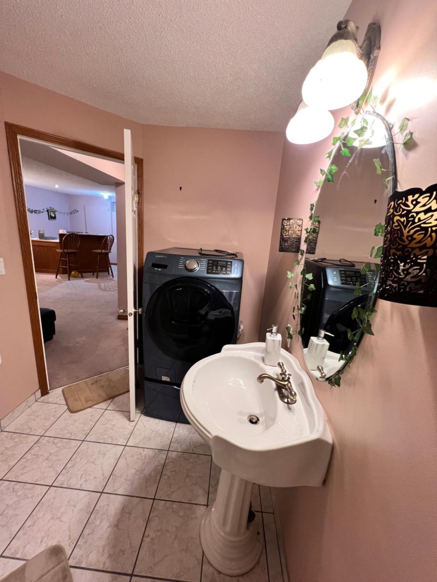 A Classic Homely Basement Suite! Chestermere Экстерьер фото
